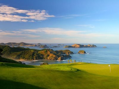 D178-trip-new-zealand-top-golf-course-kauri-cliffs-hole-16-with-cavalli-islands-900x600